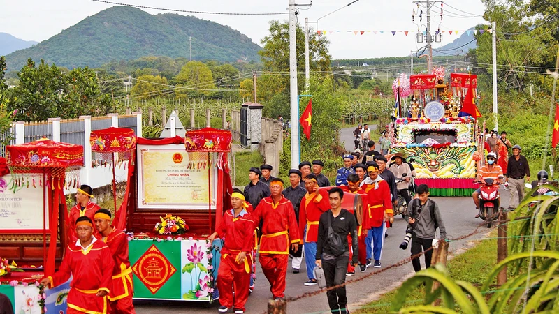 Lễ hội Dinh Thầy Thím của tỉnh Bình Thuận thu hút đông du khách tham dự. 