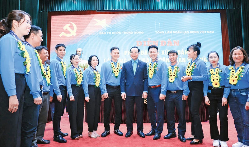 Chủ tịch Tổng Liên đoàn Lao động Việt Nam Nguyễn Đình Khang gặp gỡ các điển hình tại Hội nghị biểu dương công nhân lao động tiêu biểu là đảng viên Đảng Cộng sản Việt Nam lần thứ I-2025. (Ảnh HẢI NGUYỄN)