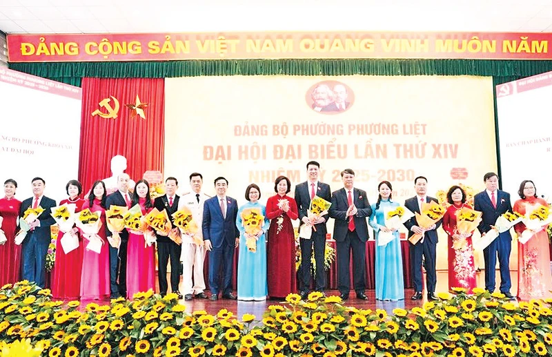 Lãnh đạo Quận ủy Thanh Xuân chúc mừng Ban Chấp hành Đảng bộ phường Phương Liệt nhiệm kỳ 2025-2030. 