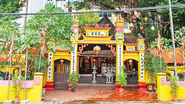 Miếu Hai Bà Trưng tọa lạc tại địa chỉ số 680 đường Bạch Đằng, phường Bạch Đằng (quận Hai Bà Trưng). (Ảnh Hoài Sơn) 