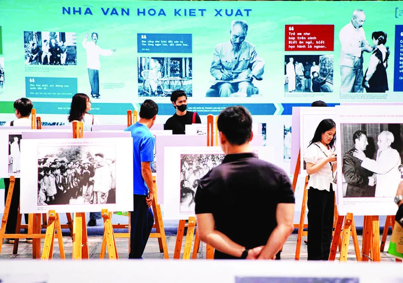 Tại triển lãm, người dân còn có dịp khám phá các tư liệu giá trị về tư tưởng, đạo đức, phong cách Hồ Chí Minh.