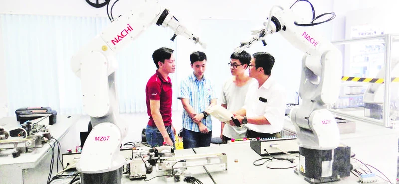 Đào tạo nguồn nhân lực chất lượng cao tại Khu Công nghệ cao Thành phố Hồ Chí Minh. 