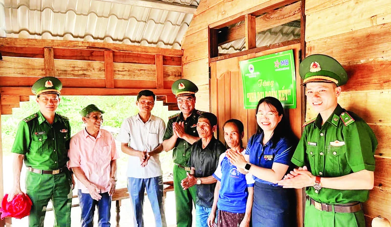 Đại diện Bộ đội Biên phòng tỉnh Quảng Trị bàn giao nhà "Mái ấm biên cương", tặng gia đình ông Hồ Văn Để, thôn Thanh 1, xã Thanh, huyện Hướng Hóa. 
