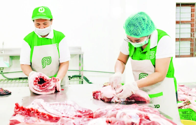 Sản xuất, chế biến thực phẩm từ thịt heo thảo mộc tại Peco Food. 