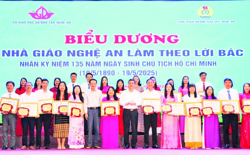 Trao giấy khen, tặng các cá nhân tiêu biểu trong buổi lễ.