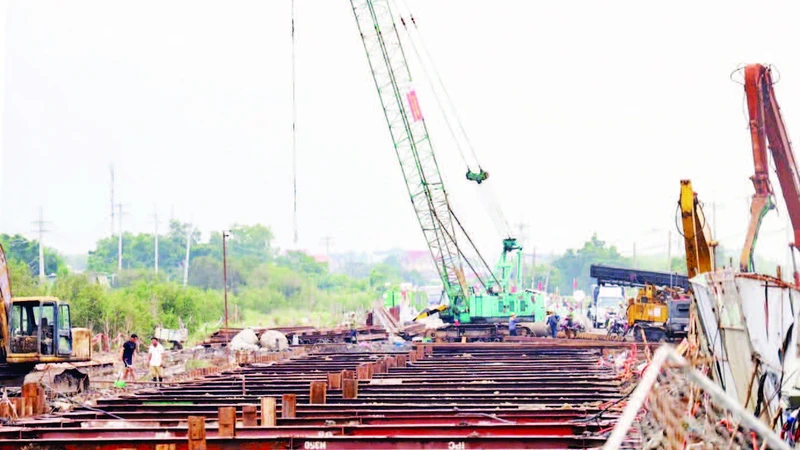 Thiếu cát san lấp, nguy cơ chậm tiến độ dự án vành đai 3 