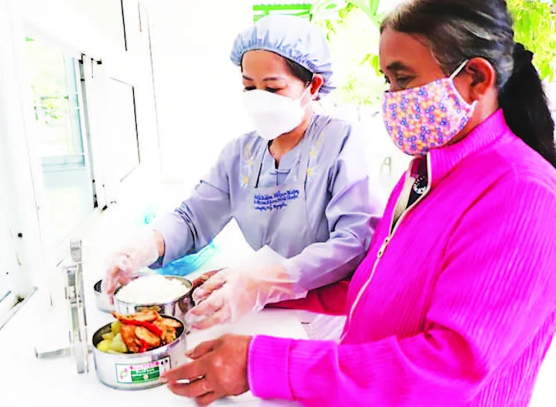 Bệnh nhân nhận suất ăn miễn phí từ bếp ăn "Hiểu và Thương" tại Bệnh viện Đa khoa tỉnh Ninh Thuận. 
