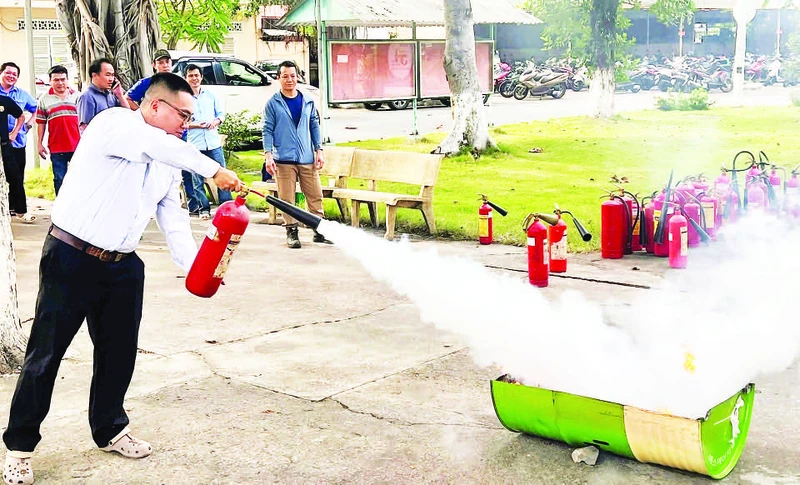 Tập huấn công tác phòng cháy, chữa cháy, cứu hộ, cứu nạn tại Công ty cổ phần Việt Nam Kỹ nghệ súc sản (VISSAN). (Ảnh CTV) 