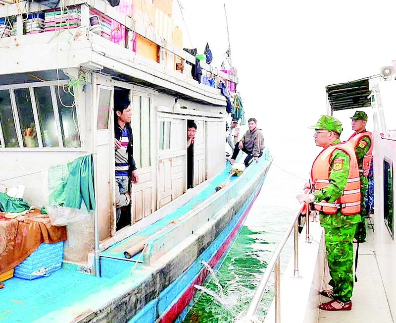 Bộ đội Biên phòng tỉnh Nghệ An tuyên truyền cho ngư dân thực hiện đúng quy định khi khai thác hải sản trên biển. 