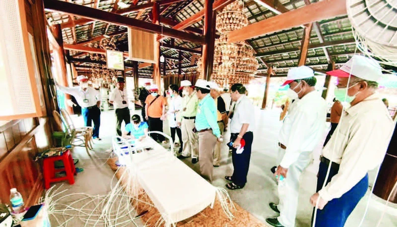 Nghệ nhân trình diễn phục vụ du khách tại Làng nghề Trường Sơn (Nha Trang, Khánh Hòa). (Ảnh Phong Nguyên)