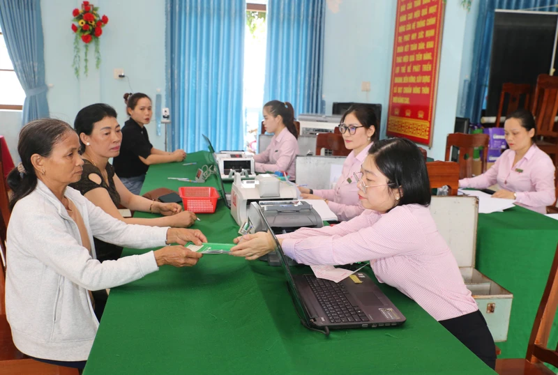 Người nghèo và các đối tượng chính sách ở Phú Yên làm thủ tục, nhận vốn vay ngay tại Điểm giao dịch xã.