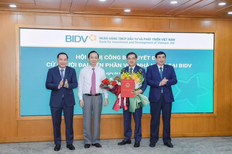 Trao Quyết định cho ông Đặng Văn Tuyên.