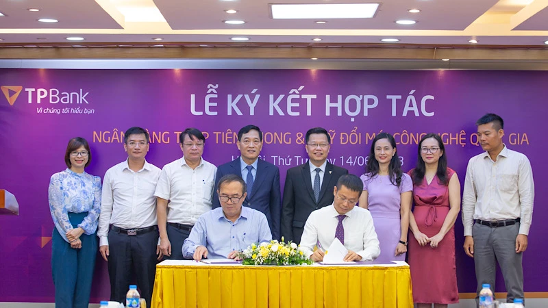 Đại diện TPBank và NATIF ký thỏa thuận hợp tác.