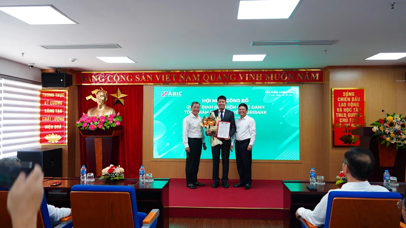 Công bố chức danh Tổng Giám đốc Bảo hiểm Agribank cho ông Nguyễn Hồng Phong.
