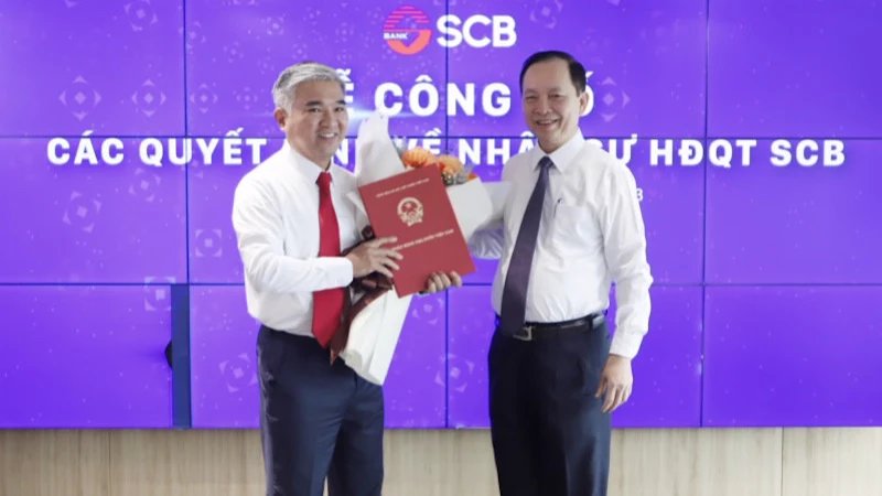 Phó Thống đốc Đào Minh Tú trao quyết định trưng tập, chỉ định ông Phan Đình Điền giữ chức Chủ tịch Hội đồng quản trị SCB.