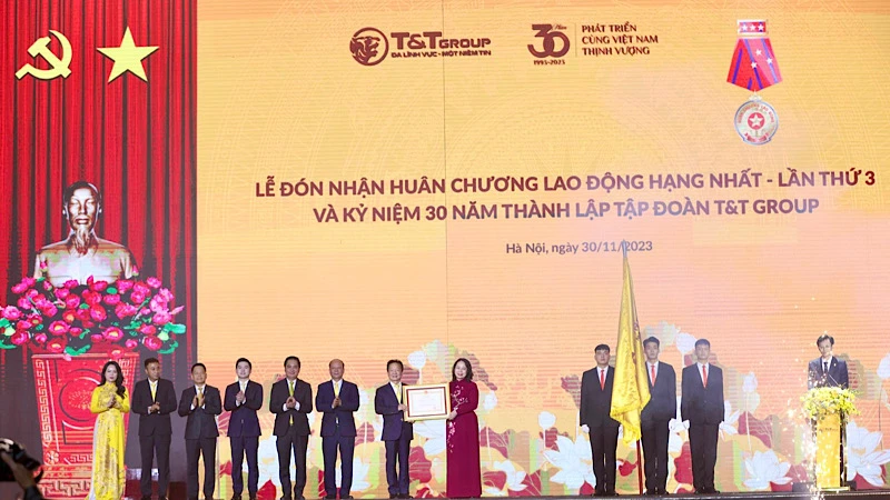 Phó Chủ tịch nước Võ Thị Ánh Xuân thay mặt lãnh đạo Đảng, Nhà nước trao tặng Huân chương lao động hạng Nhất cho Tập đoàn T&T Group.