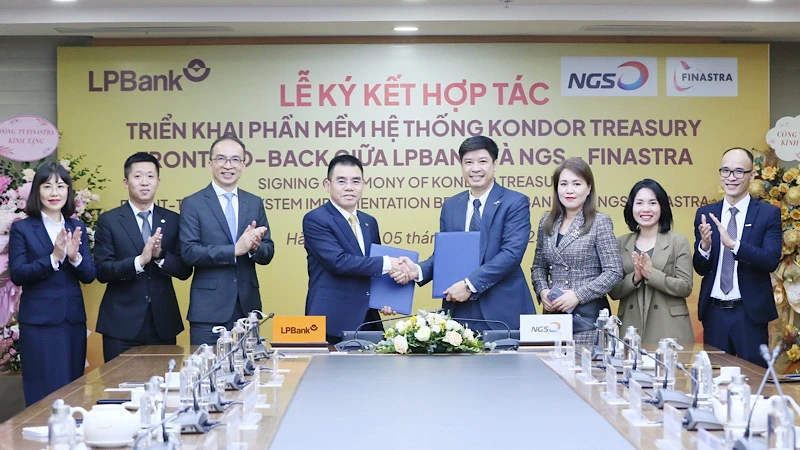 Ông Hồ Nam Tiến - Phó Chủ tịch HĐQT kiêm Tổng Giám đốc LPBank (trái) và ông Phạm Thế Trường - Phó Tổng Giám đốc (phải) thực hiện ký kết dưới sự chứng kiến của đại diện các bên. 