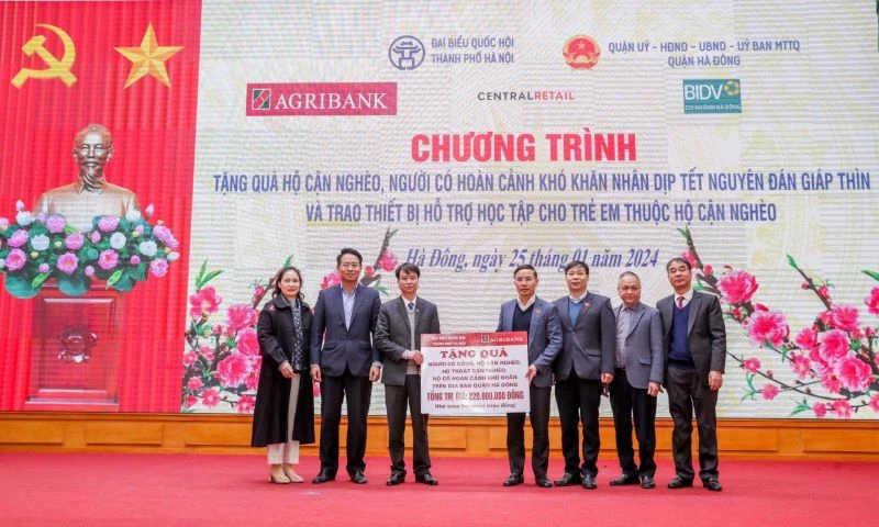 Đồng chí Phạm Đức Ấn trao tặng quà của Agribank hỗ trợ hộ cận nghèo, đối tượng chính sách quận Hà Đông (Hà Nội).