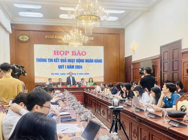 Toàn cảnh cuộc họp báo.