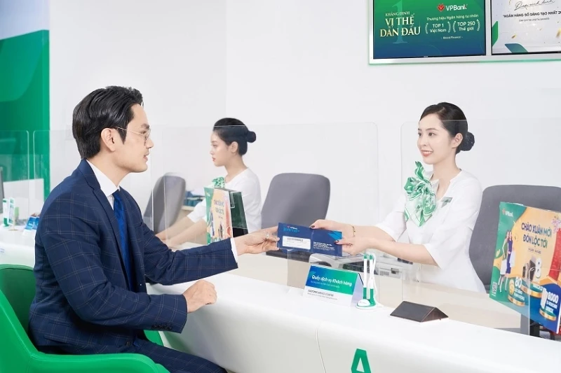 Giao dịch khách hàng tại chi nhánh ngân hàng VPBank.