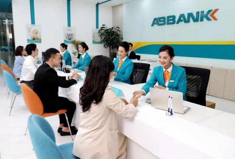 Giao dịch khách hàng tại ABBANK.