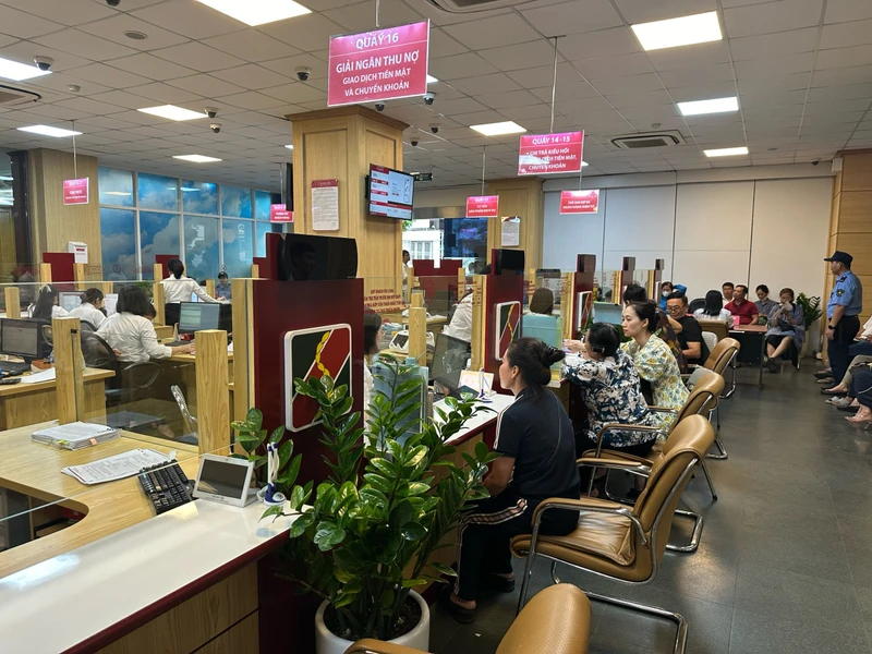 Người dân giao dịch mua vàng miếng SJC tại chi nhánh Agribank.