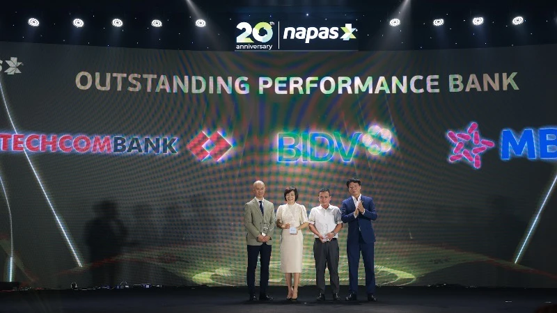 Đại diện các ngân hàng ngân hàng Techcombank, MB, BIDV nhận giải Ngân hàng tiêu biểu.