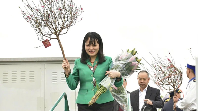 Đoàn công tác cùng những phần quà ý nghĩa đặc trưng của ngày Tết trên chuyến tàu chuyển đến chiến sỹ, bà con nhân dân trên huyện đảo Bạch Long Vĩ.