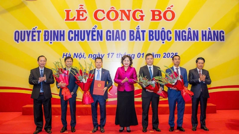 Lễ công bố quyết định chuyển giao bắt buộc ngân hàng.