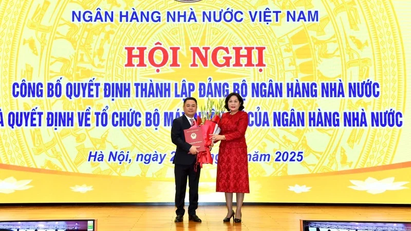 Thống đốc Ngân hàng Nhà nước Nguyễn Thị Hồng chúc mừng ông Nguyễn Ngọc Cảnh. Ảnh: HỒNG ANH