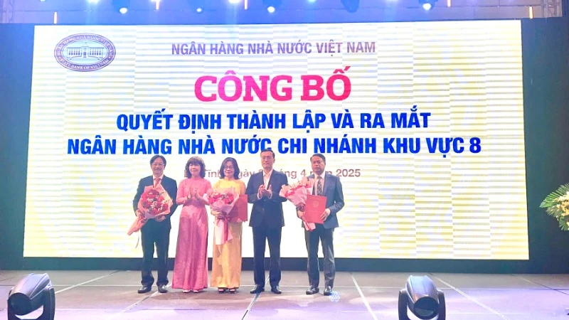 Phó Thống đốc Ngân hàng Nhà nước Phạm Quang Dũng trao quyết định cho Ban lãnh đạo Ngân hàng Nhà nước Khu vực 8.