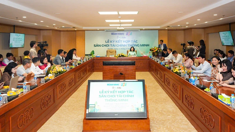 Quang cảnh lễ ký hợp tác “Sân chơi tài chính thông minh”.