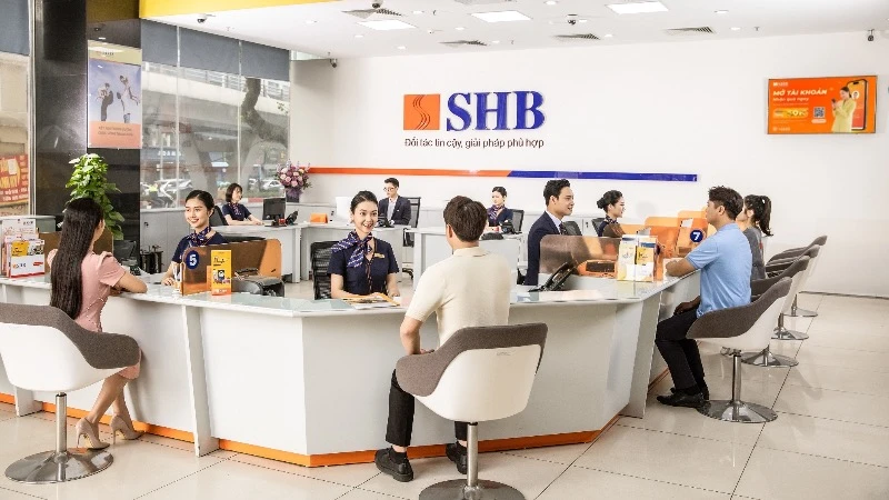 Giao dịch khách hàng tại chi nhánh ngân hàng SHB.
