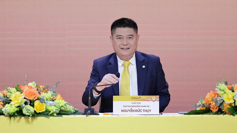 Chủ tịch HĐQT LPBank Nguyễn Đức Thụy chia sẻ "chúng tôi mong muốn chia cổ tức hằng năm càng cao càng tốt".