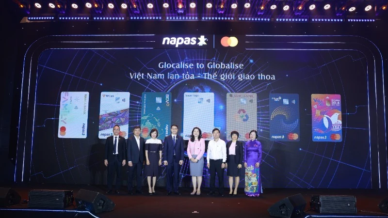 Lãnh đạo NAPAS, Mastercard và đại diện 6 ngân hàng phát hành Thẻ đồng thương hiệu NAPAS Mastercard.