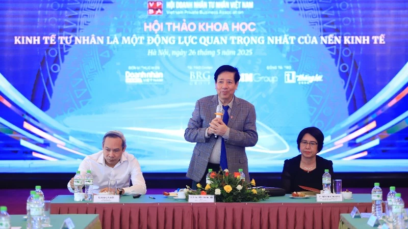PGS, TS Nguyễn Trọng Điều, Chủ tịch Hội Doanh nhân Tư nhân Việt Nam phát biểu khai mạc hội thảo.