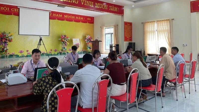 Giải ngân vay vốn tại Điểm giao dịch Ngân hàng chính sách xã hội huyện Lục Yên (Yên Bái).
