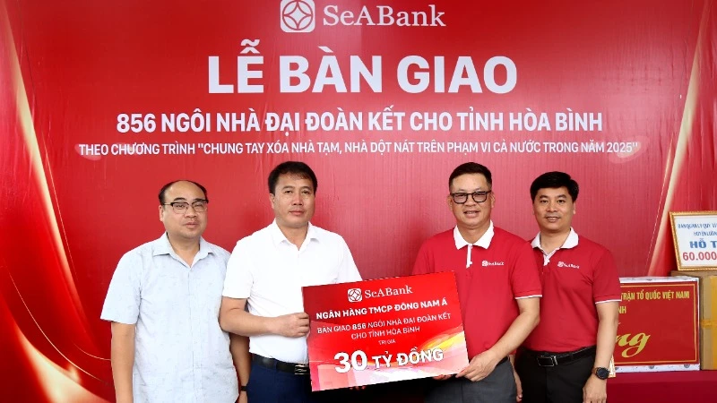 SeABank bàn giao nhà cho tỉnh Hòa Bình.