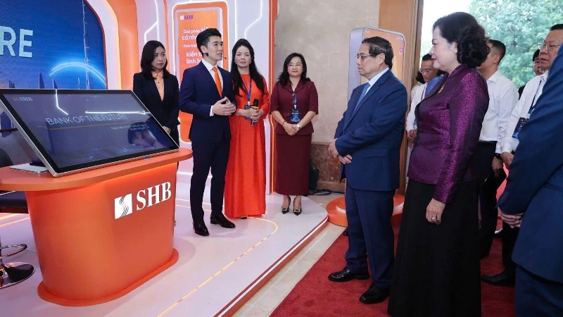 Phó Chủ tịch Hội đồng quản trị SHB Đỗ Quang Vinh trình bày giải pháp thanh toán tích hợp trước Thủ tướng và lãnh đạo Nhà nước.