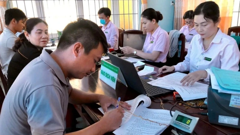 Khách hàng giao dịch tại Điểm giao dịch của Ngân hàng Chính sách xã hội thị xã Hoài Nhơn.