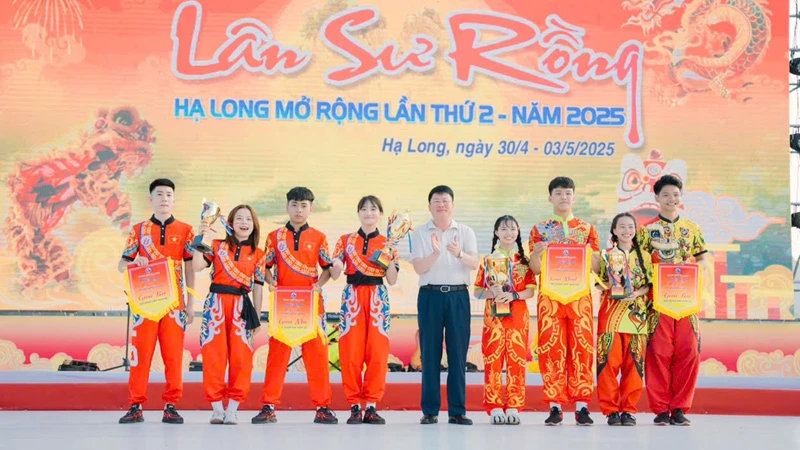 Phó Chủ tịch UBND thành phố Hạ Long Nguyễn Ngọc Sơn trao giải Nhất nội dung Lân lên mai hoa thung nam-nữ cho đội Thành Linh Đường.