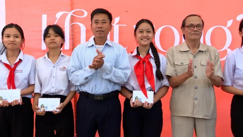 Ban Tổ chức Lễ ra mắt sách "Khát vọng hòa bình" trao phần thưởng cho các em học sinh giỏi của xã Bình Dương, huyện Thăng Bình, tỉnh Quảng Nam.