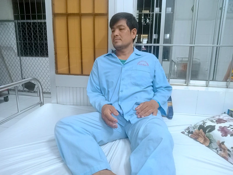 Đến chiều 10/5, ông Nghiêm Đại Quốc vẫn còn nằm điều trị, theo dõi tại Bệnh viện Đa khoa Cà Mau với đa chấn thương phần mềm.