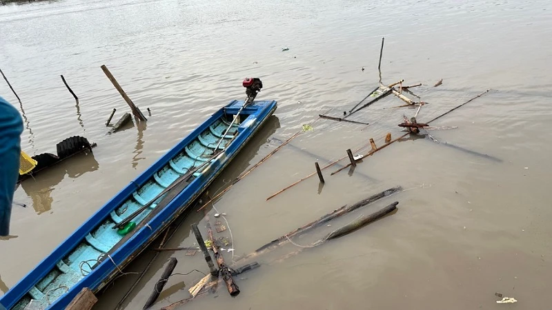 Sạt lở trong đêm 19/5 nhấn chìm hoàn toàn căn nhà của ông Nguyễn Văn Khuya, ấp kinh 17, xã Tam Giang, huyện Năm Căn, tỉnh Cà Mau. 