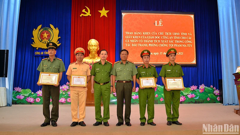 Ban Giám đốc Công an tỉnh Cà Mau trao Bằng khen của Chủ tịch Uỷ ban nhân dân tỉnh và Giấy khen của Giám đốc Công an Cà Mau cho các cá nhân có thành tích xuất sắc triệt phá án về ma tuý. 