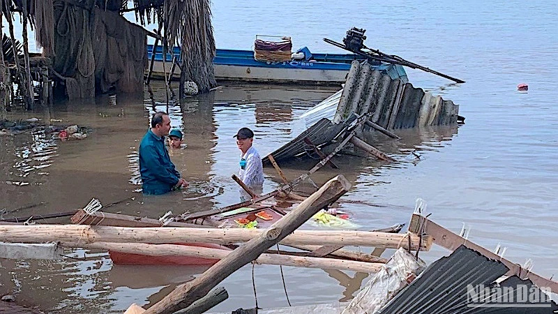 Hiện trường vụ sạt lở đất ven sông xảy ra tại xã Hàng Vịnh (huyện Năm Căn, tỉnh Cà Mau) vào khuya 5/7. 