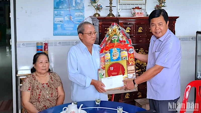 Bí thư Tỉnh ủy Cà Mau Nguyễn Tiến Hải tặng quà cho gia đình thương binh Đỗ Ngọc Ẩn, ấp Vịnh Nước Sôi, xã Viên An, huyện Ngọc Hiển. 
