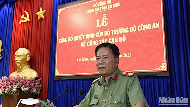 Đại tá Phạm Thành Sỹ, Giám đốc Công an tỉnh Cà Mau công bố Quyết định của Bộ trưởng Công an bổ nhiệm Thượng tá Lê Tấn Vinh đảm nhận chức Phó Giám đốc Công an tỉnh Cà Mau.