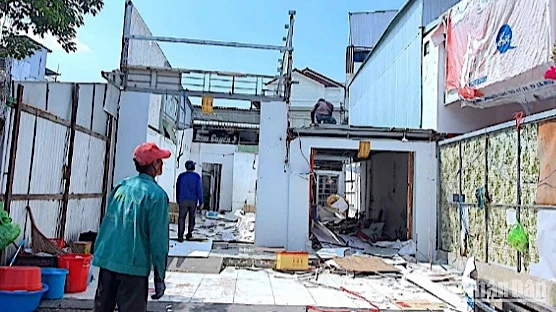 Lực lượng chức năng cưỡng chế nhà ông Cột (phải) nhưng “tháo dỡ nhầm” luôn căn bên cạnh (trái) dù không có quyết định cưỡng chế. 