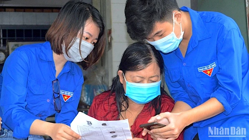 Thanh niên Cà Mau hỗ trợ người dân nông thôn cài đặt các ứng dụng phục vụ chuyển đổi số trong lĩnh vực hành chính, mua sắm trực tuyến... 